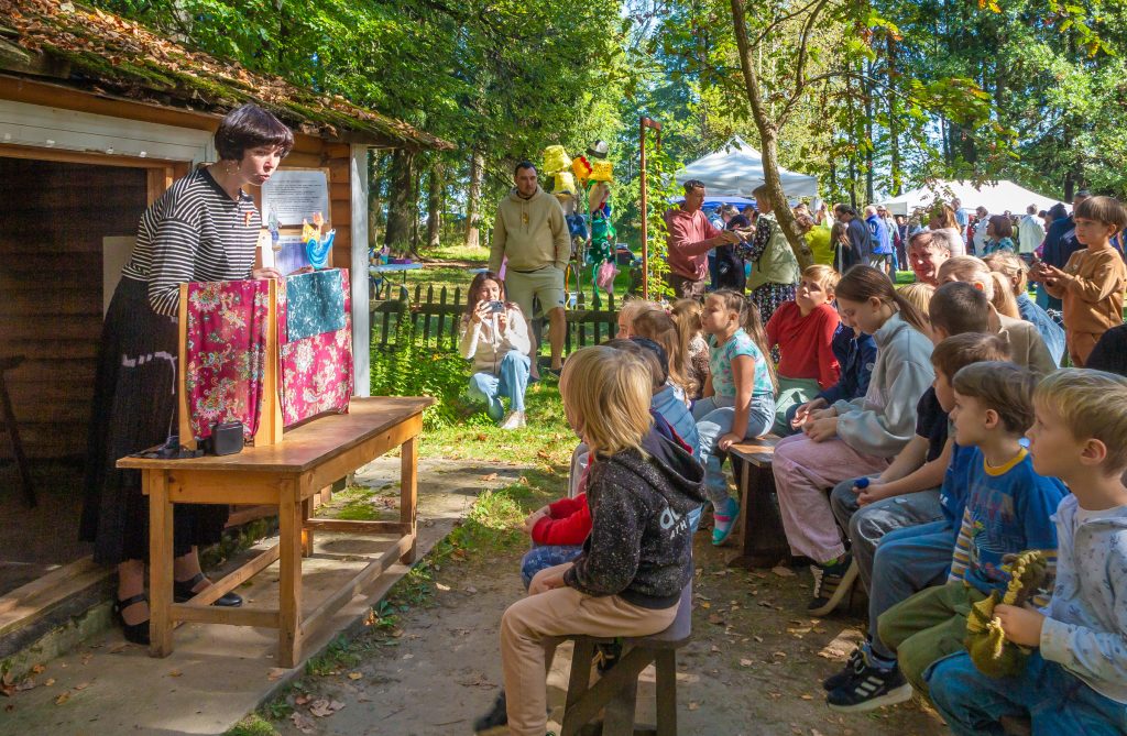 Семейные интерактивные программы у Детского домика